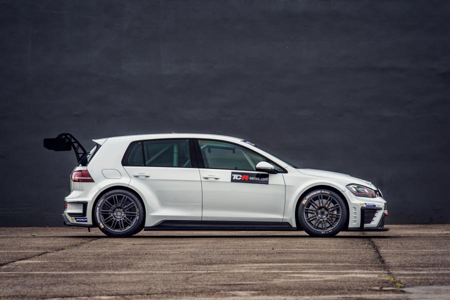  Volkswagen Golf GTi TCR 2016 года  (фото 8 из 16)